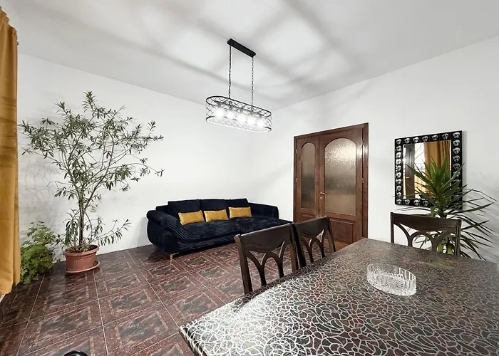 Private Garden Near Amazonia & Iulius Town Appartamento *